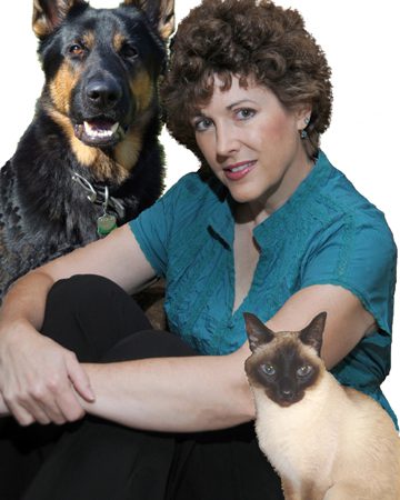 Amy Shojai和一只狗和一只猫