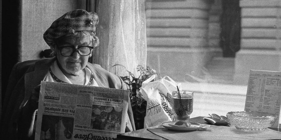 读报纸的老妇人的图象在葡萄酒照片