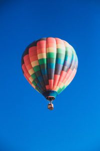 飞行中的热气球照片